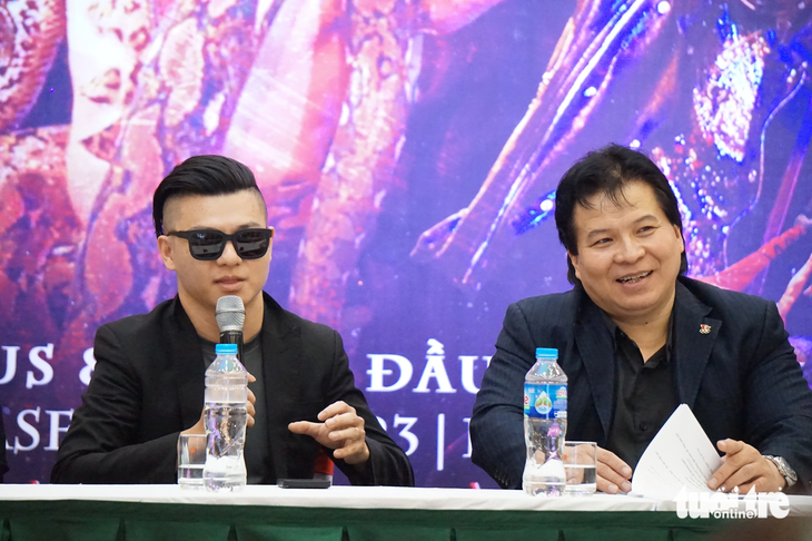 Trần Thắng của ban nhạc Ngũ Cung (trái) và NSND Tống Toàn Thắng chia sẻ với báo chí về chương trình xiếc - rock mới - Ảnh: T.ĐIỂU