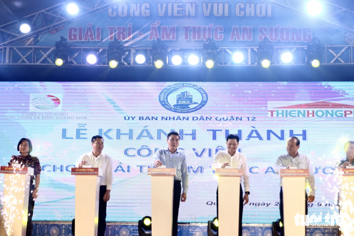 Nghi thức cắt băng khánh thành công viên vui chơi, giải trí, ẩm thực An Sương - Ảnh: TIẾN QUỐC