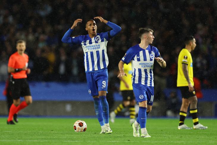 Cú đúp của Joao Pedro (số 9) không đủ giữ lại một điểm cho Brighton - Ảnh: REUTERS