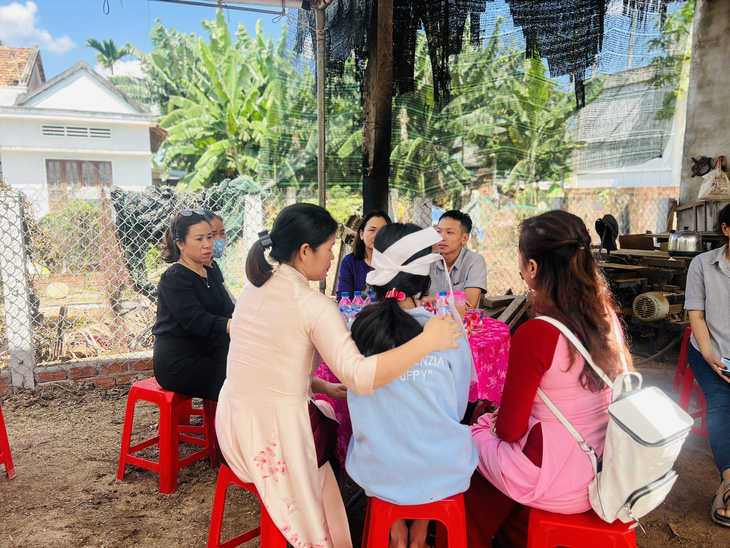 Thầy cô chia nhau, động viên từng người trong gia đình Quỳnh. Vượt qua tình thầy trò là tình người lúc hoạn nạn - Ảnh: TRẦN MAI