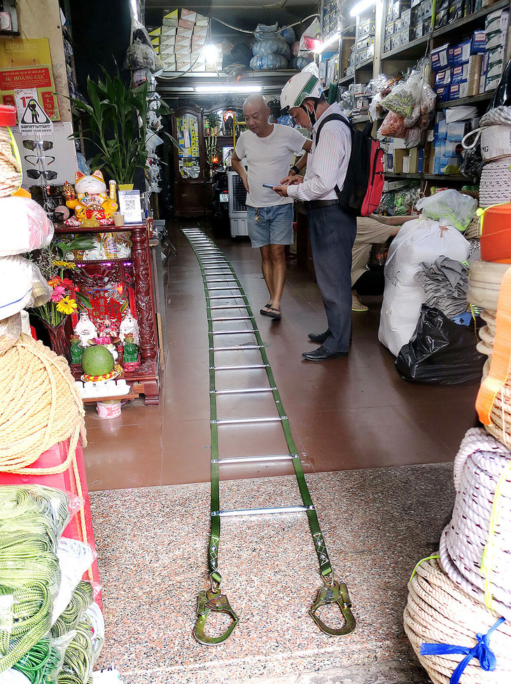 Người dân ở chung cư chọn mua thang dây loại 95.000 đồng/m tại cửa hàng bán thiết bị bảo hộ trên đường Nguyễn Công Trứ, quận 1, TP.HCM  - Ảnh: T.T.D.
