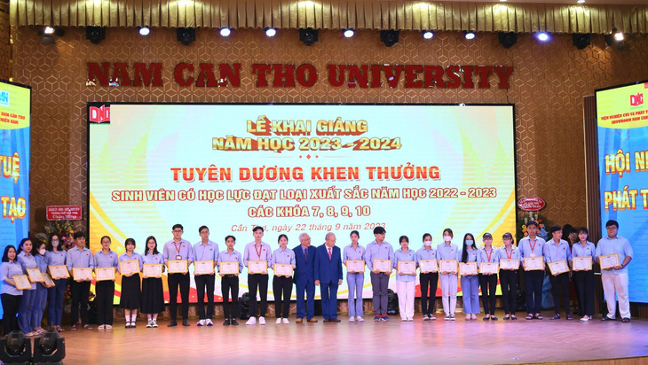 Trường đại học Nam Cần Thơ khen thưởng sinh viên học giỏi các khoá học nhân dịp khai giảng - Ảnh: Thái Luỹ