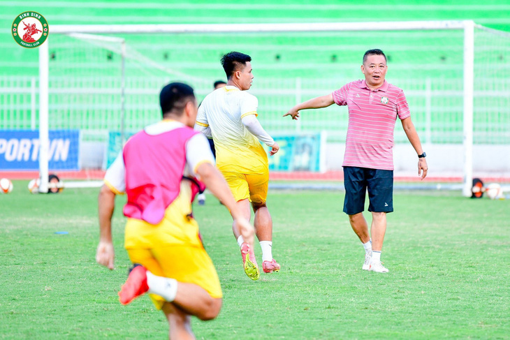 HLV Bùi Đoàn Quang Huy chỉ đạo các cầu thủ tập luyện - Ảnh: Quy Nhơn Bình Định FC