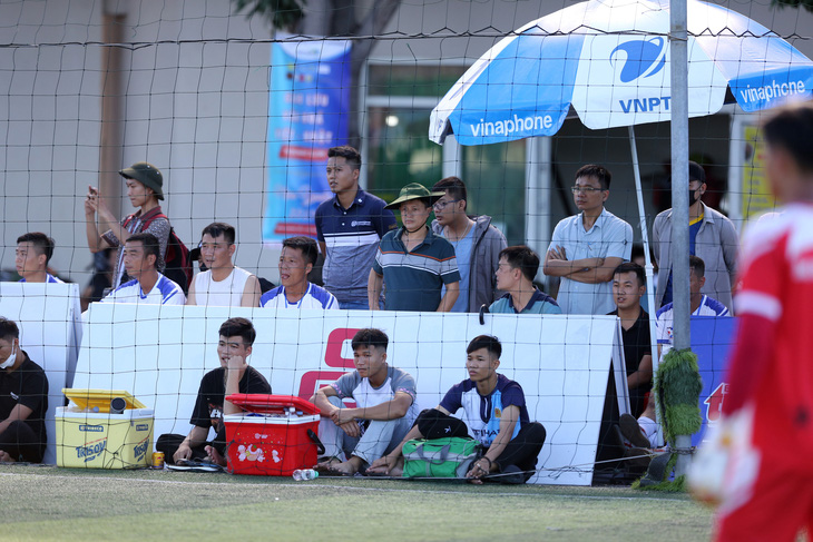 Nhiều khán giả địa phương đến theo dõi Giải bóng đá công nhân toàn quốc năm 2023 khu vực 3 tại Nghệ An - Ảnh: H.TÙNG