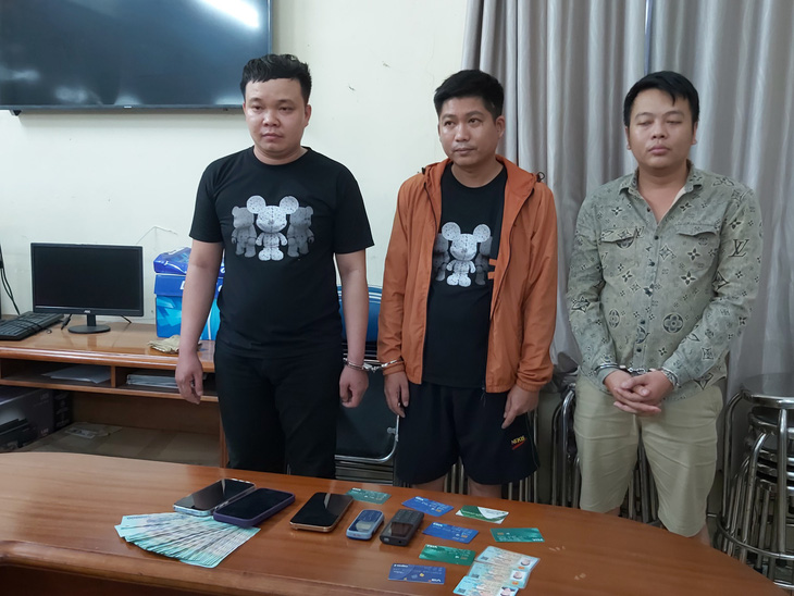 Ba người trong nhóm của Hùng bị công an bắt giữ - Ảnh: Công an cung cấp