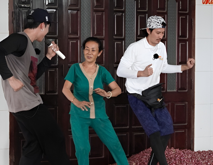 Huy Khánh và nghệ sĩ khách mời cùng vui vẻ nhảy múa với người dân ở Ninh Thuận - Ảnh: VTV