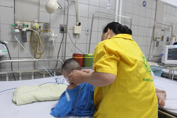 Bệnh nhi nhỏ tuổi nhất, 8 tháng tuổi, trong vụ hỏa hoạn được điều trị tại Bệnh viện Bạch Mai - Ảnh: DƯƠNG LIỄU