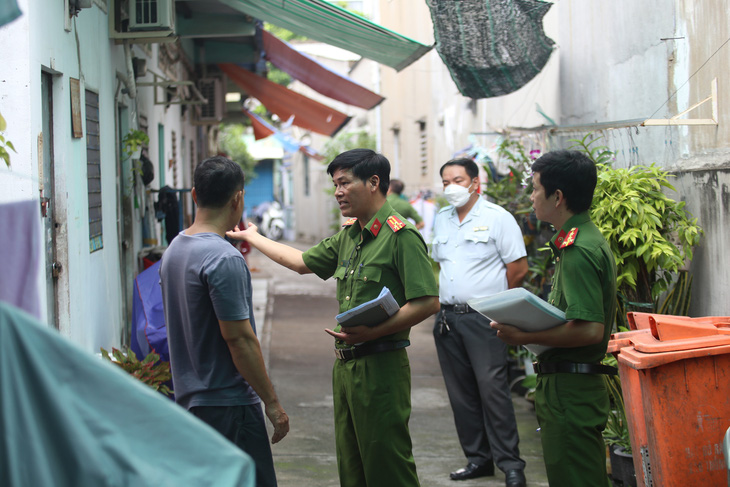 Lực lượng chức năng kiểm tra một dãy trọ không đảm bảo quy định phòng cháy chữa cháy tại quận Tân Phú, TP.HCM - Ảnh: MINH HÒA