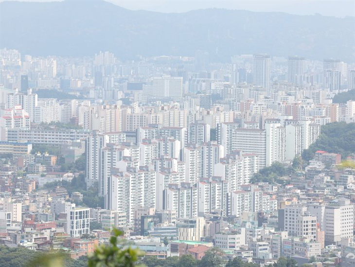 Các tòa nhà chung cư nhìn từ núi Nam ở Seoul - Ảnh: YONHAP 