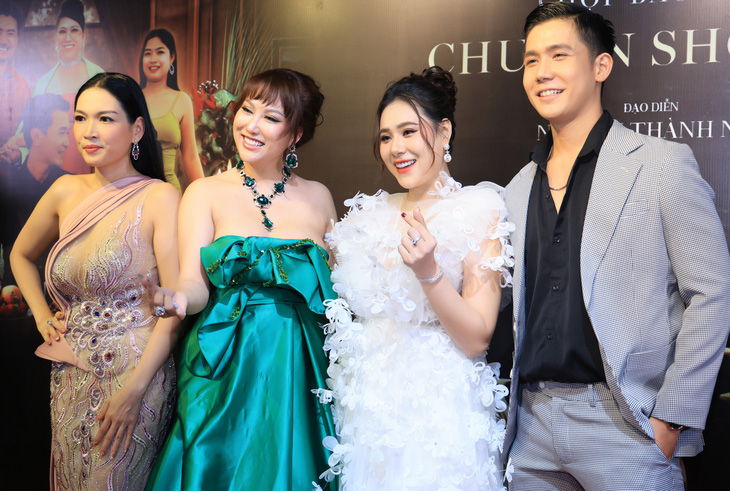 Phi Thanh Vân chụp ảnh cùng diễn viên Quốc Phương (đầu tiên bên trái), Hồ Bích Trâm (thứ ba từ trái qua) và Phạm Hùng (ngoài cùng bên phải)