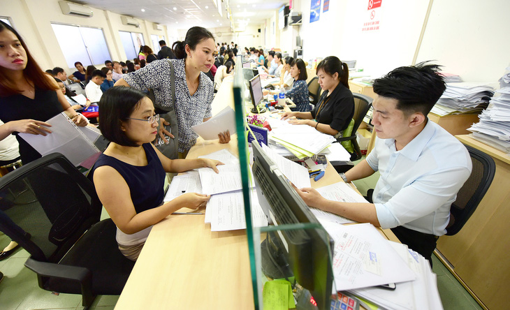 Trong thời gian qua, Sở Kế hoạch và Đầu tư TP.HCM có nhiều thay đổi để rút ngắn thủ tục đăng ký kinh doanh cho doanh nghiệp và người dân.  Trong ảnh: người dân và doanh nghiệp đăng ký kinh doanh tại Sở Kế hoạch và Đầu tư TP - Ảnh: Quang Định