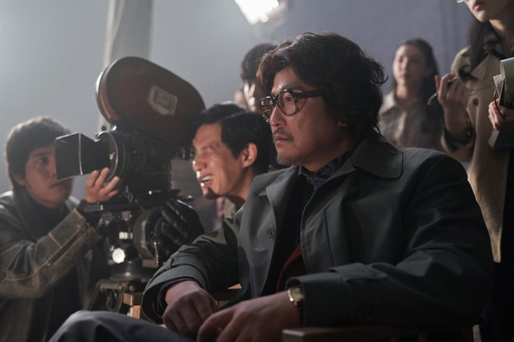 Tạo hình thú vị của Song Kang Ho trong vai đạo diễn ấp ủ tạo kiệt tác điện ảnh