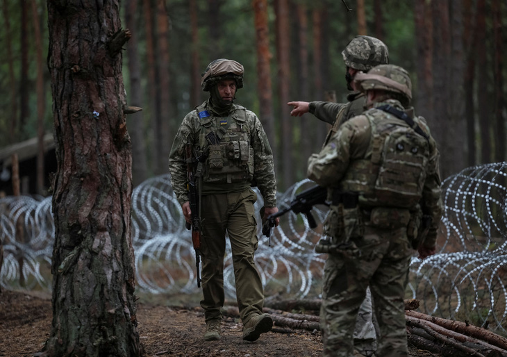 Quân nhân Ukraine tại khu vực giáp biên giới Belarus - Ảnh: REUTERS