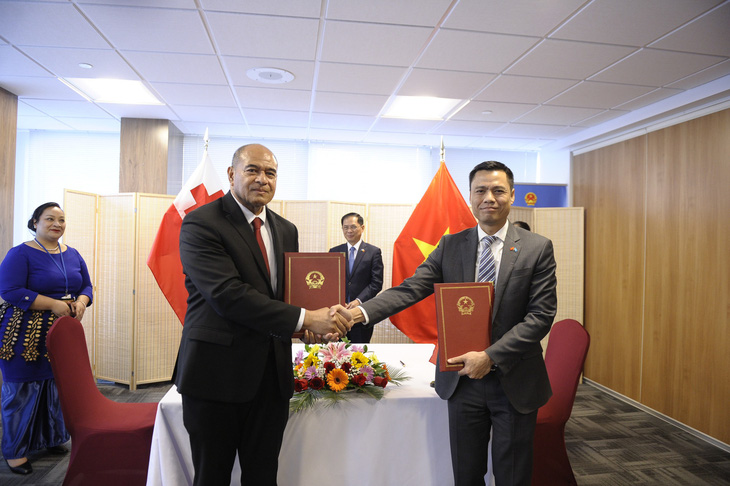 Đại sứ Việt Nam tại Liên Hiệp Quốc Đặng Hoàng Giang (phải) bắt tay với Đại sứ Tonga sau lễ ký kết thiết lập quan hệ hai nước - Ảnh: DƯƠNG GIANG