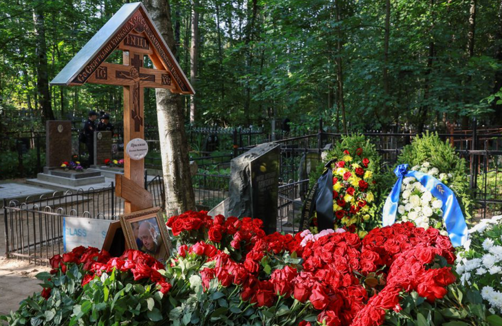 Nơi chôn cất của ông trùm Yevgeny Prigozhin tại thành phố St. Petersburg, Nga ngày 30-8 - Ảnh: REUTERS