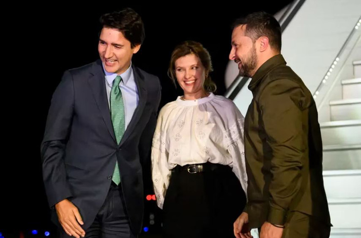 Tổng thống Ukraine Volodymyr Zelensky đến sân bay Ottawa của Canada vào tối 21-9. Đi cùng có vợ của ông Zelensky là bà Olena Zelenska - Ảnh: /THE CANADIAN PRESS