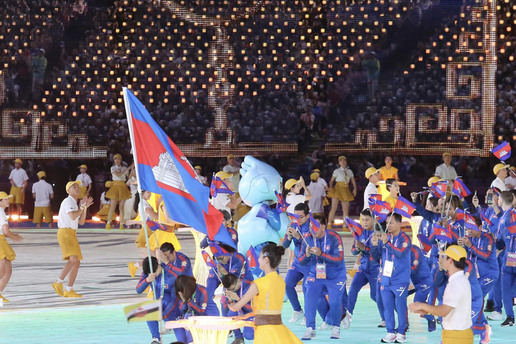 Đoàn thể thao Campuchia diễu hành - Ảnh: ĐỨC KHUÊ