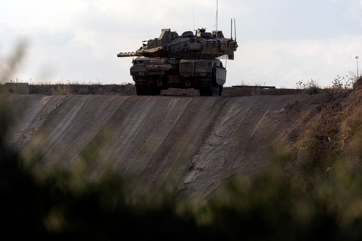 Xe tăng của Israel được bố trí gần biên giới giữa Israel và Dải Gaza trong cuộc đụng độ giữa người biểu tình Palestine và binh lính Israel, nhìn từ phía Israel, ngày 20-9 - Ảnh: REUTERS