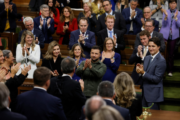 Tổng thống Ukraine Volodymyr Zelensky được hoan nghênh sau bài phát biểu tại Hạ viện Canada ở Ottawa, bang Ontario, Canada, ngày 22-9 - Ảnh: REUTERS