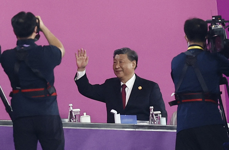 Chủ tịch nước Trung Quốc Tập Cận Bình vẫy tay chào mọi người trên sân Olympic Hàng Châu - Ảnh: Reuters