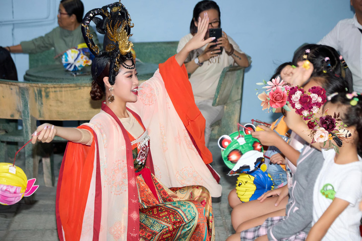Hoa hậu Khánh Vân tặng đèn lồng và vui chơi cùng các em nhỏ