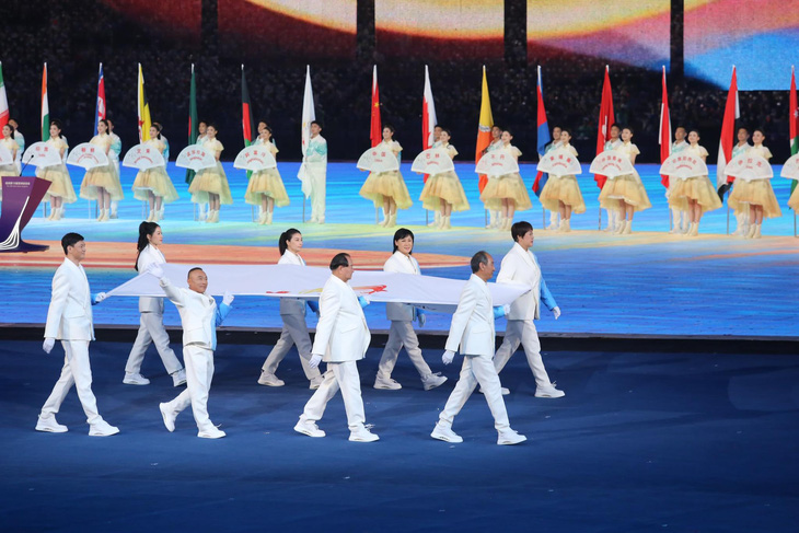 Lá cờ Ủy ban Olympic châu Á được các huyền thoại thể thao Trung Quốc mang vào sân - Ảnh: ĐỨC KHUÊ