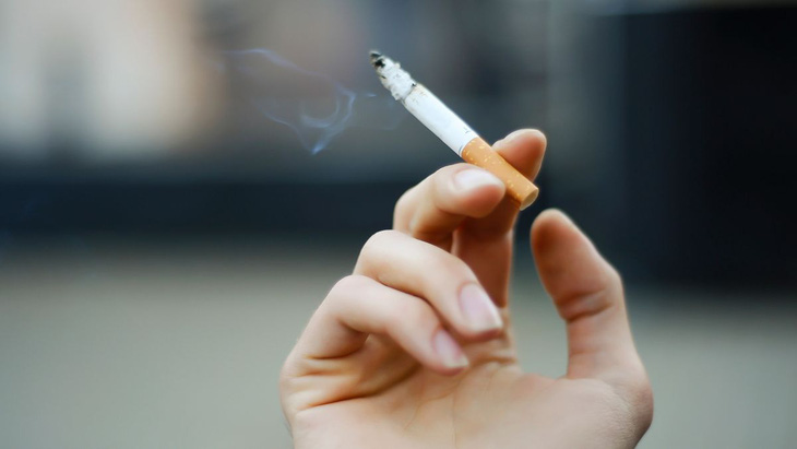 Thủ tướng Anh xem xét cấm thuốc lá với thế hệ sinh sau năm 2008 - Ảnh: THE MIRROR