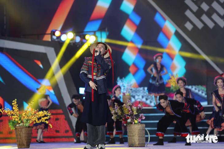 Double2T - người con của Tuyên Quang - đưa sắc màu hiện đại kết hợp với văn hóa truyền thống trong các bản hit của mình - Ảnh: GIA KHÁNH