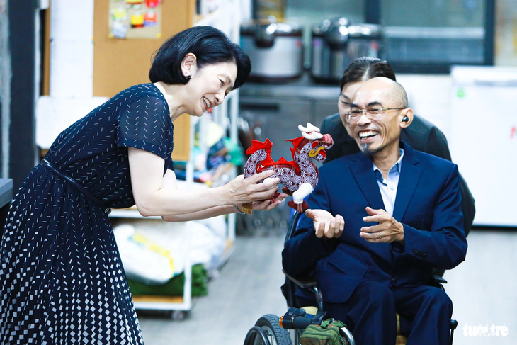 Công nương Nhật Bản Kiko đã ghé thăm những người lao động khuyết tật tại một doanh nghiệp ở quận Nam Từ Liêm vào sáng 23-9 - Ảnh: DANH KHANG