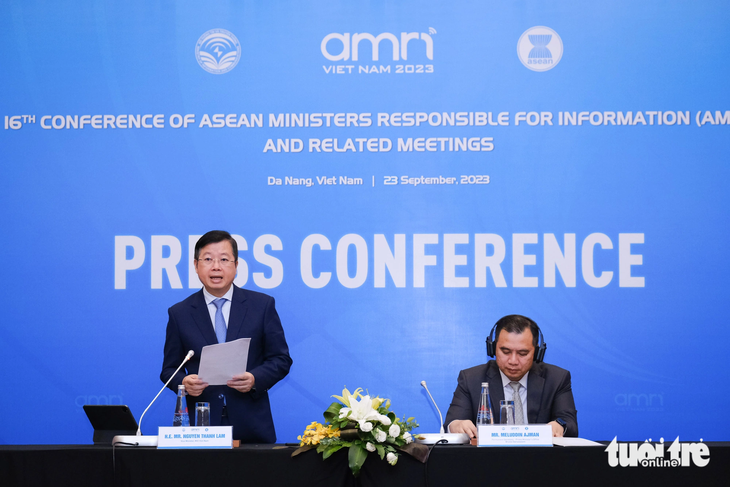 Thứ trưởng Bộ Thông tin và Truyền thông Việt Nam Nguyễn Thanh Lâm (đứng) thông báo kết quả Hội nghị AMRI 16 - Ảnh: TẤN LỰC