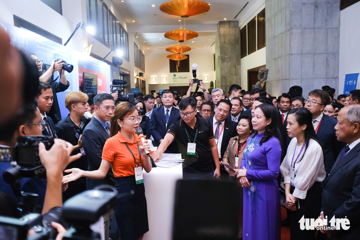 Đại biểu phụ trách thông tin các nước ASEAN tham quan các gian giới thiệu nền tảng công nghệ thông tin của doanh nghiệp Việt Nam - Ảnh: TẤN LỰC