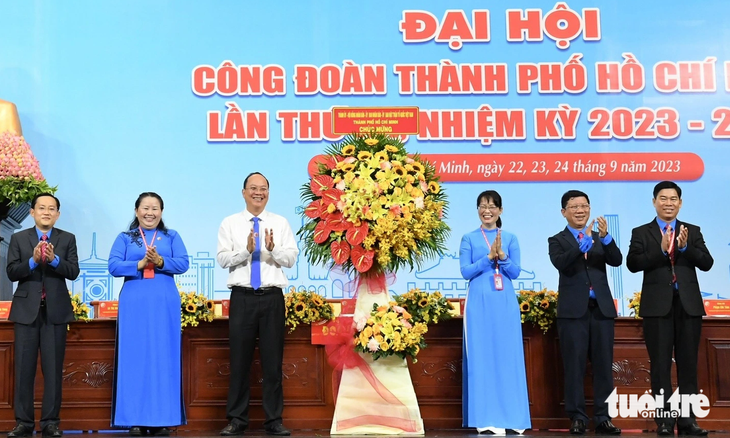 Ông Nguyễn Hồ Hải - phó bí thư Thành ủy TP.HCM (thứ ba, từ trái qua) tặng hoa chúc mừng đại hội - Ảnh: VŨ THỦY