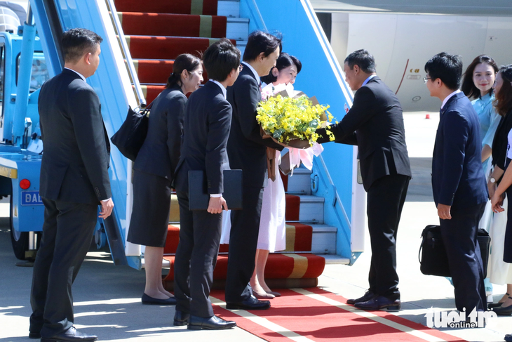 Ông Hồ Kỳ Minh, phó chủ tịch thường trực UBND TP Đà Nẵng, tặng hoa chào mừng vợ chồng Hoàng thái tử tới thăm Đà Nẵng - Ảnh: PHƯƠNG THANH