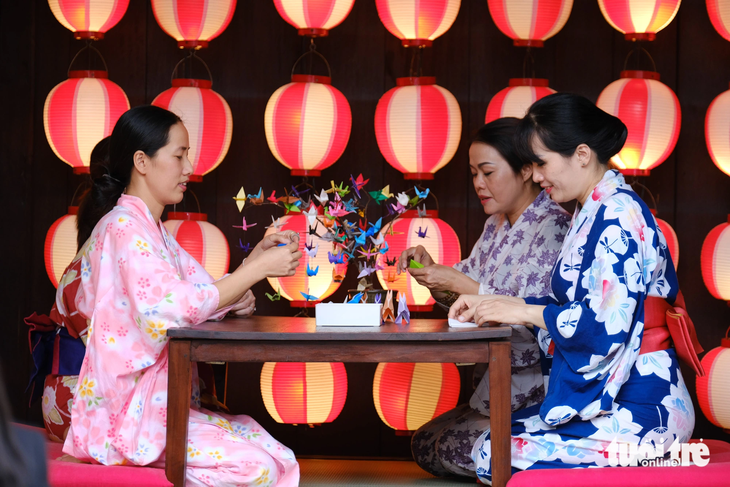 Các nghệ nhân Trung tâm văn hóa Hội An trong trang phục kimono trình diễn nghệ thuật gấp giấy Origami - Ảnh: TẤN LỰC