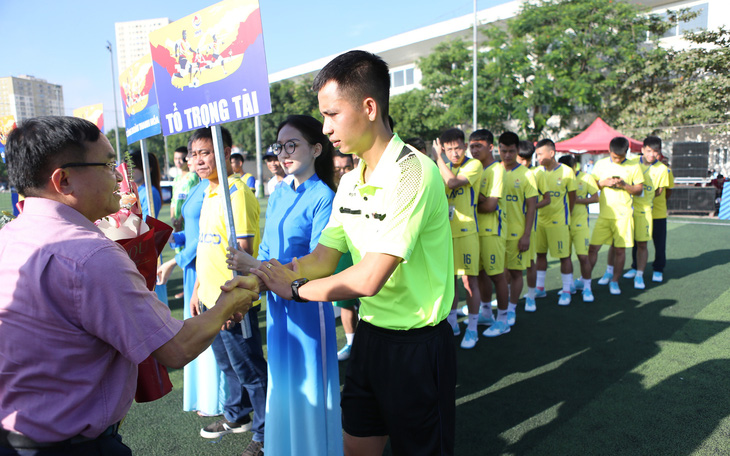 Sôi nổi khai mạc ngày hội bóng đá cho công nhân tại Nghệ An