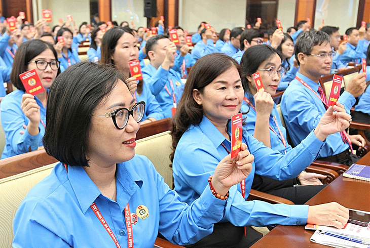 Các đại biểu biểu quyết nội dung làm việc của đại hội trong phiên làm việc ngày 22-9 - Ảnh: VŨ THỦY