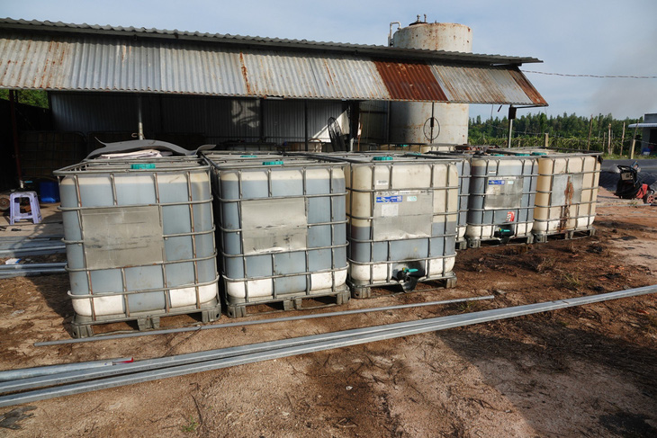 Kho xưởng &quot;biến&quot; nhớt thải thành dầu diesel ở xã Tân Lập, huyện Hàm Thuận Nam, Bình Thuận - Ảnh: VĂN HOÀN