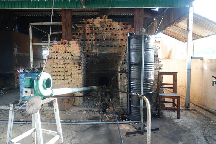 Bên trong kho xưởng &quot;biến&quot; nhớt thải thành dầu diesel ở xã Tân Lập, huyện Hàm Thuận Nam, Bình Thuận - Ảnh: VĂN HOÀN