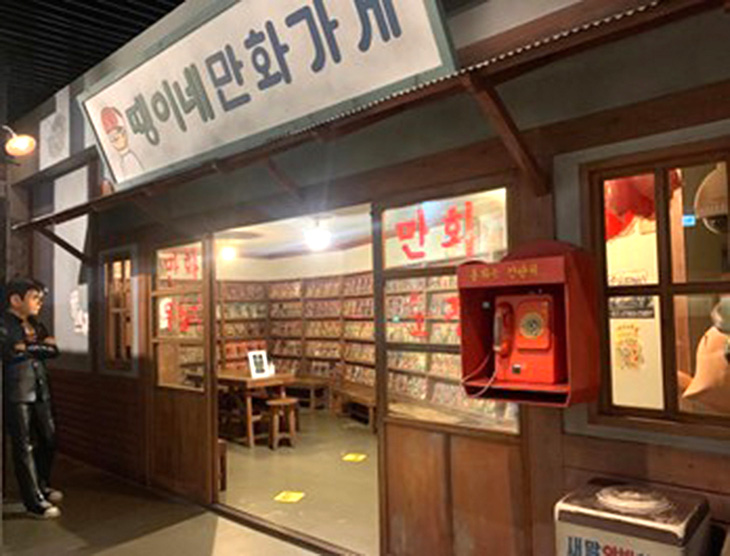 Khu vực tái hiện cửa hàng cho thuê truyện tranh tại Bảo tàng truyện tranh Hàn Quốc - Ảnh: T.NGỌC