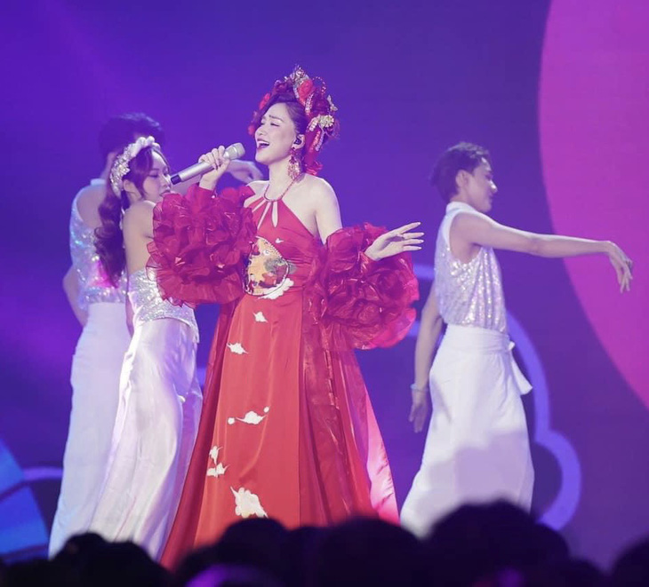 Hòa Minzy hát tại sân khấu Vietnam Idol 2023 - Ảnh: BTC