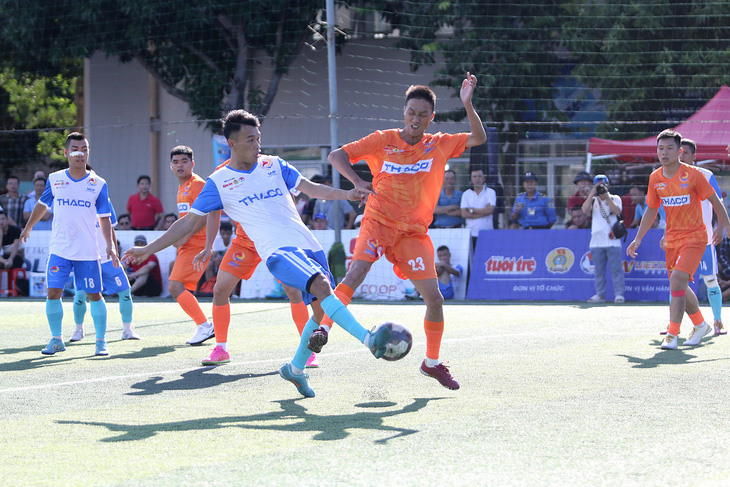 Đội bóng Công đoàn Nghệ An (áo trắng xanh) có chiến thắng 3-0 trước Công đoàn Điện lực Việt Nam tại bán kết Giải bóng đá công nhân - Ảnh: H.TÙNG