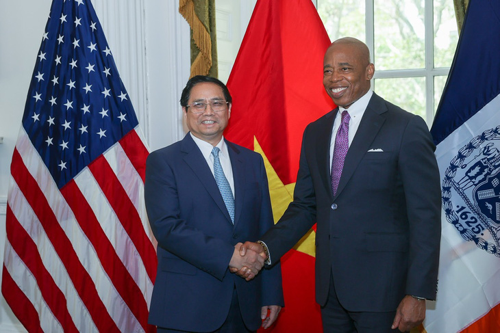 Thủ tướng Phạm Minh Chính bắt tay với Thị trưởng New York Eric Adams tại cuộc gặp ngày 22-9 - Ảnh: NHẬT BẮC