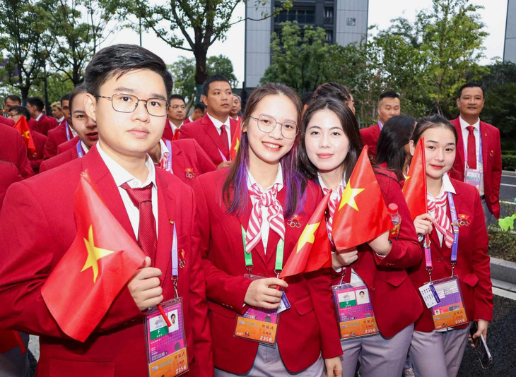 Các VĐV đoàn thể thao Việt Nam chuẩn bị tham gia diễu hành trong lễ khai mạc Asiad 19 - Ảnh: QUÝ LƯỢNG
