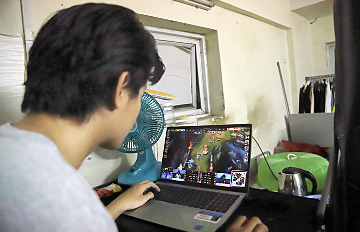 Huu Duc stayed up all night playing video games to avoid dark circles under his eyes - Photo: AN VI