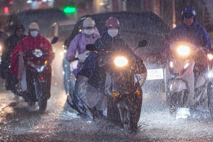 Vùng áp thấp ở Biển Đông có thể mạnh thêm, Nam Bộ mưa to - Ảnh: NAM TRẦN