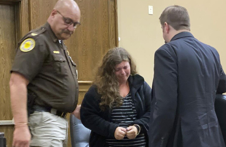 Bà Jessica Burgess bật khóc tại Tòa án quận Madison, Mỹ sau khi bị tuyên mức án 2 năm tù hôm 22-9 - Ảnh: THE GUARDIAN