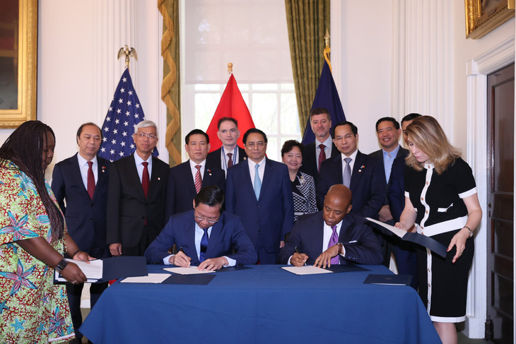 Thủ tướng Phạm Minh Chính chứng kiến lễ ký bản ghi nhớ thiết lập quan hệ kết nghĩa giữa TP.HCM và thành phố New York - Ảnh: DƯƠNG GIANG