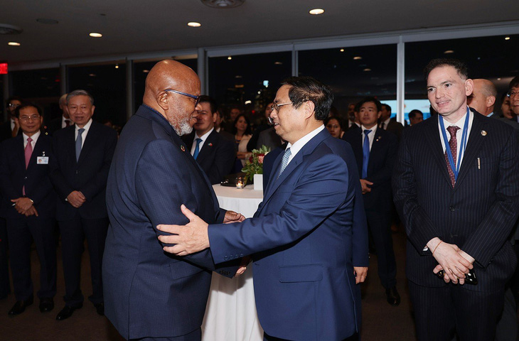 Thủ tướng Phạm Minh Chính bắt tay Chủ tịch Đại hội đồng Liên Hiệp Quốc khóa 78 Dennis Francis tại lễ kỷ niệm - Ảnh: DƯƠNG GIANG