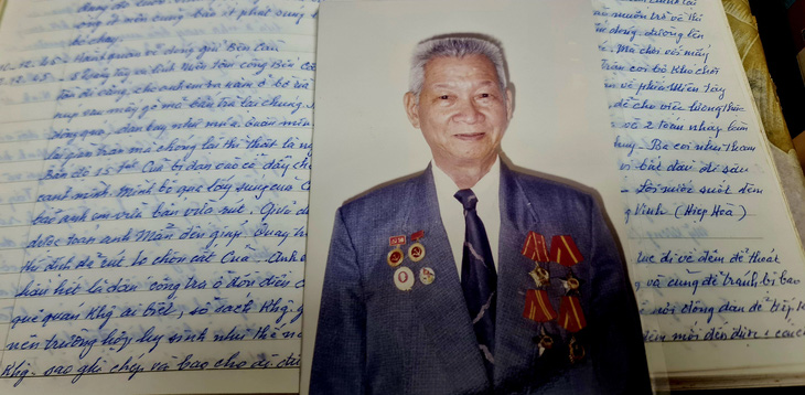 Ông Trần Văn Dõi và những trang nhật ký ghi lại ngày tháng hào hùng - Ảnh tư liệu: QUỐC MINH