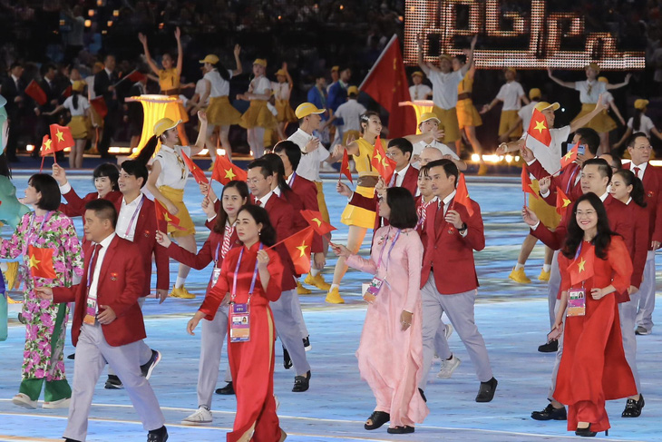 Đoàn thể thao Việt Nam diễu hành ở lễ khai mạc - Ảnh: ĐỨC KHUÊ